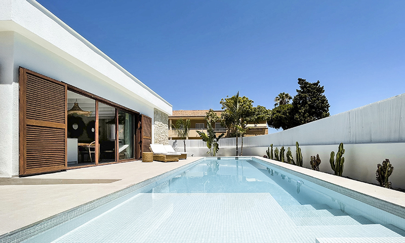 Iluminación exterior en vivienda con jardín